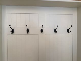 Mueble recibidor blanco y negro