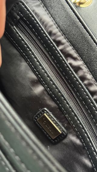 Bolso Guess Negro Cadena Dorada