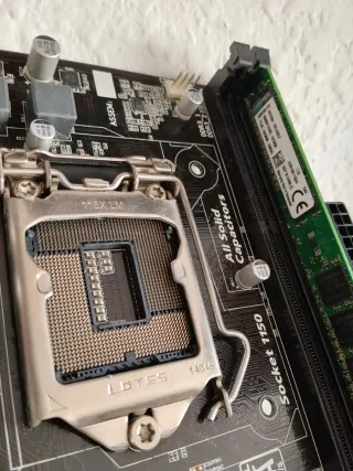 PIEZAS Gigabyte GA-H81M-DS2 + 4GB DDR3 LGA1150