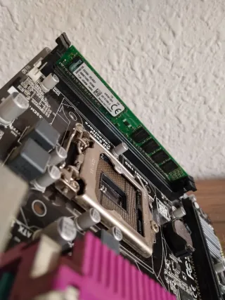 PIEZAS Gigabyte GA-H81M-DS2 + 4GB DDR3 LGA1150