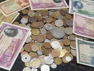 Lote 300 monedas y 7 billetes españoles