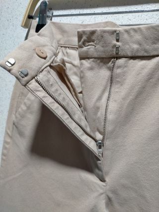 Pantalones chinos COS beige