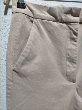 Pantalones chinos COS beige