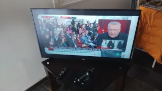 Televisión plana negra + soporte