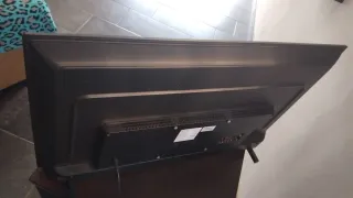 Televisión plana negra + soporte