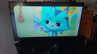 Televisión plana negra + soporte