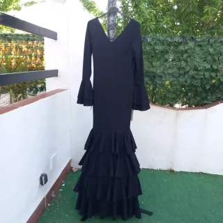 Traje Flamenca Negro con Flor y Mantón