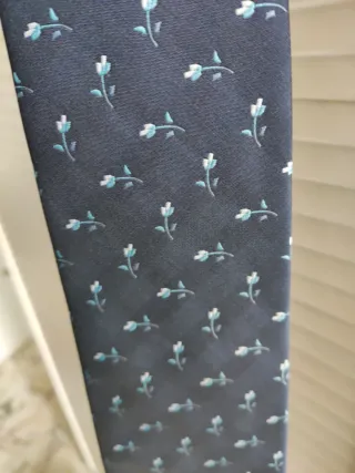 Corbata azul con florecillas celeste y blancas