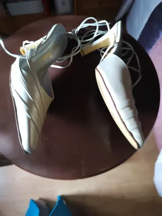 Zapatos de novia blancos con tiras