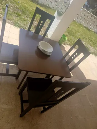 Mesa de madera  con 4 sillas ideal para terraza