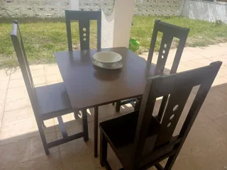 Mesa de madera  con 4 sillas ideal para terraza
