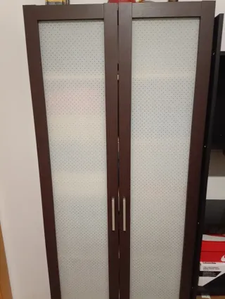 Zapatero de madera y cristal