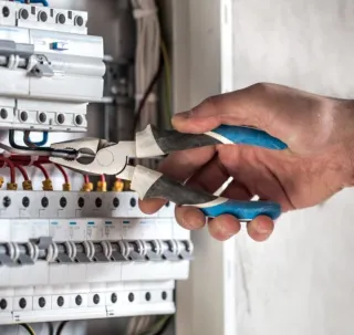 Trabajo de fontanería y electricidad