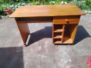 Escritorio de madera con cajón y estantes
