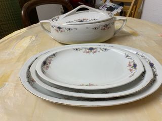 Conjunto de porcelana: platos, bandejas y sopera