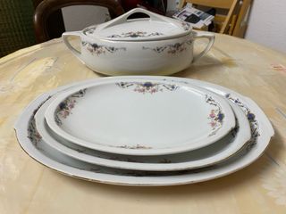 Conjunto de porcelana: platos, bandejas y sopera