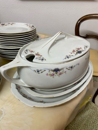 Conjunto de porcelana: platos, bandejas y sopera