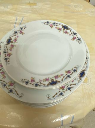 Conjunto de porcelana: platos, bandejas y sopera