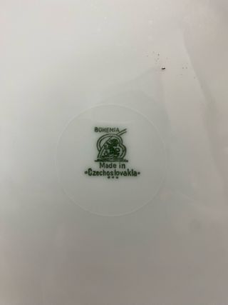 Conjunto de porcelana: platos, bandejas y sopera