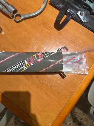 Juego de llaves y herramientas