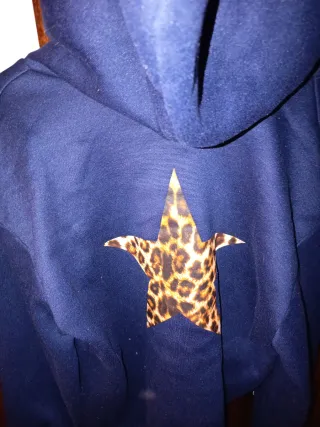 Sudadera azul con capucha