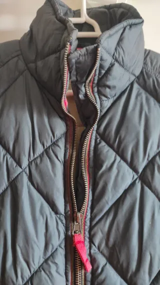 Chaleco acolchado unisex azul marino.