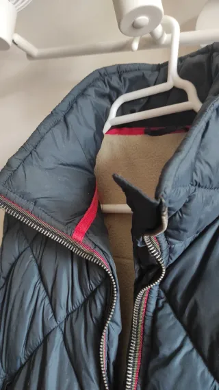 Chaleco acolchado unisex azul marino.