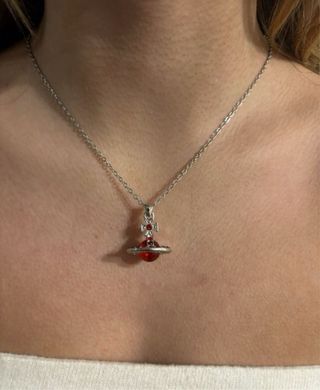 Colgante Vivienne Westwood Saturno Rojo