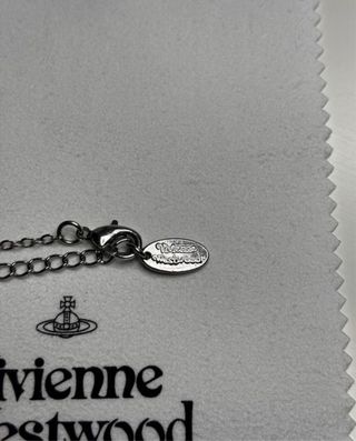 Colgante Vivienne Westwood Saturno Rojo
