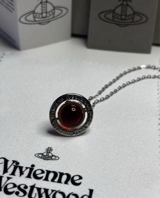Colgante Vivienne Westwood Saturno Rojo