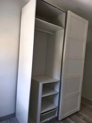 Armario blanco de madera