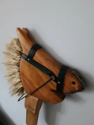 Caballito de madera antiguo