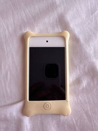 Apple iPod + Funda Beige + Cable de carga