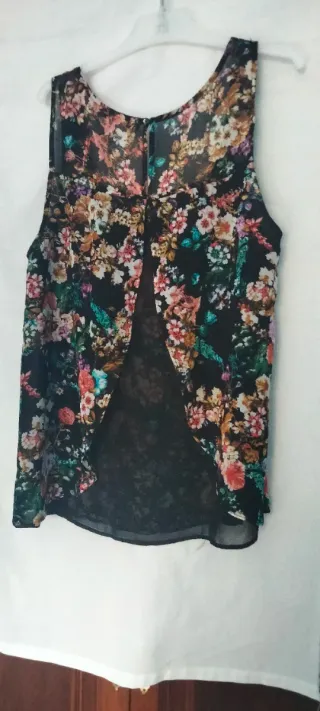 Blusa Pull Beat floral negra talla M
