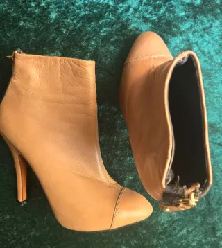 Botines de tacón alto en cuero color camel