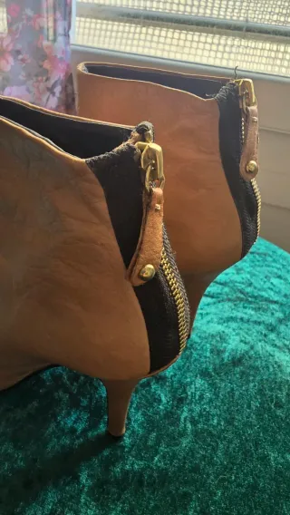 Botines de tacón alto en cuero color camel