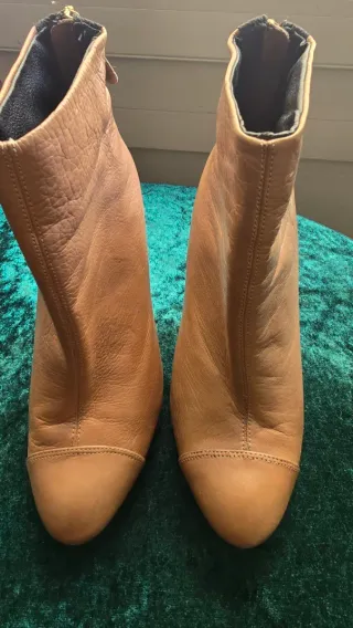 Botines de tacón alto en cuero color camel