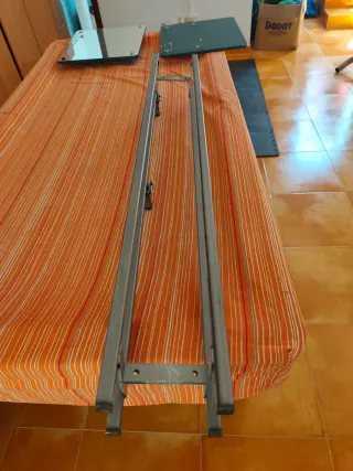 Specchio di vetro con cornice metallica