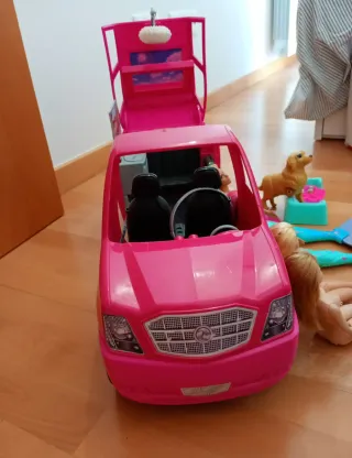 Limosina Barbie Rosa + muñecas + mascotas