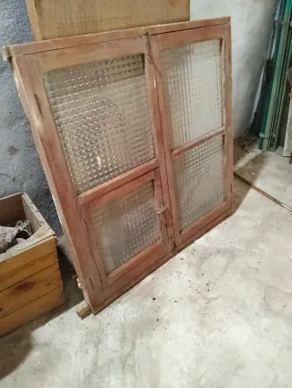 Ventana de madera con cristales