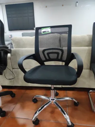 Silla de oficina negra con base plateada