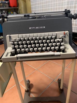 Máquina de escribir Olivetti Línea 98