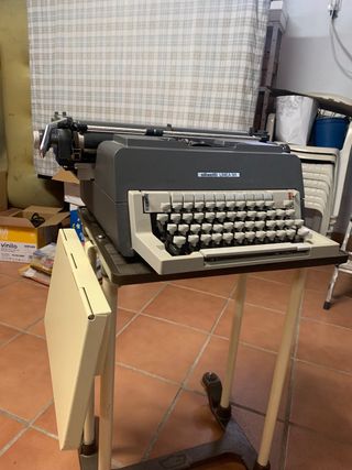 Máquina de escribir Olivetti Línea 98