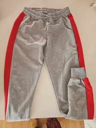 Chándal gris con detalles rojos