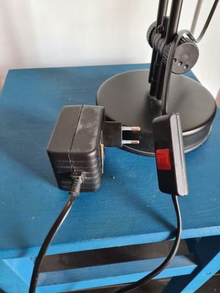 Lampada da tavolo orientabile nera