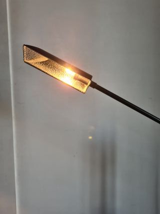 Lampada da tavolo orientabile nera