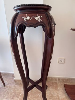 Pedestal antiguo chino con incrustaciones