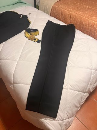 Traje de gala azul oscuro con detalles dorados