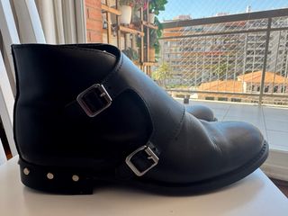 Botines piel hebillas tachuelas T38