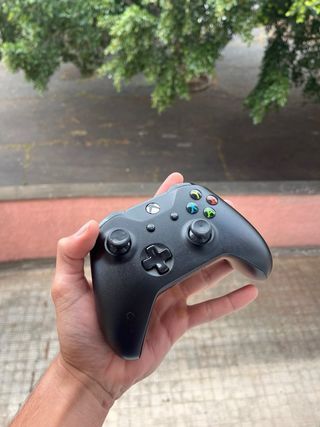 Xbox One S + 2 mandos